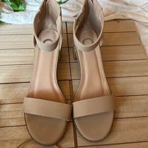 Size 9 chunky heel zip up back. Tan / nude color